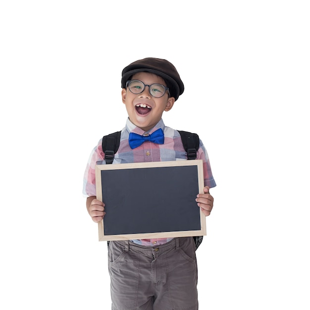 kleiner Junge, der eine Tafel in lokalisiertem weißem Hintergrund hält