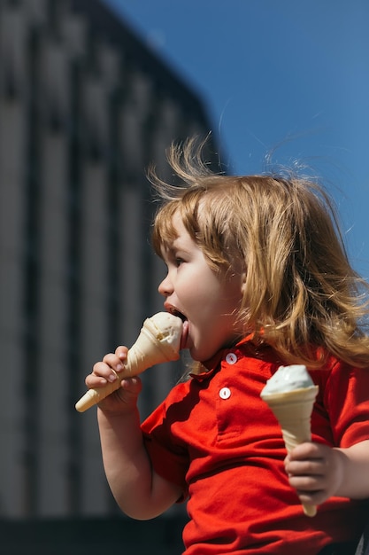 Kleiner Junge, der Eis isst