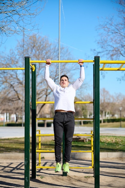 kleiner Junge, der in einem Park trainiert