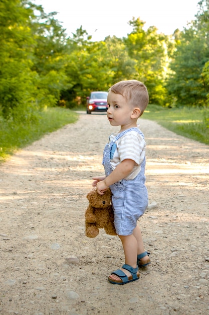 Kleiner Junge, der mit Teddybär spielt