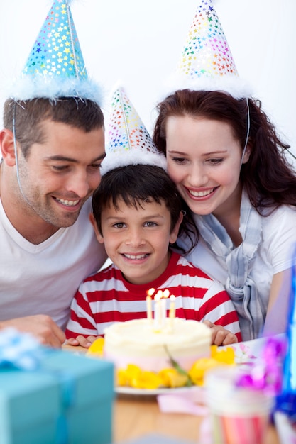 Kleiner Junge, der seinen Geburtstag mit seiner Familie feiert