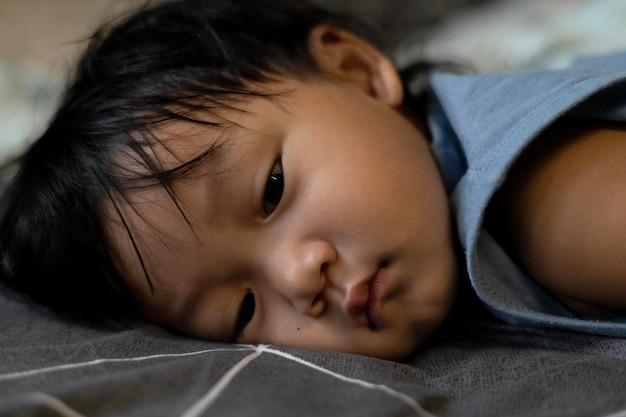 Foto kleiner junge, der sich auf das bett legt