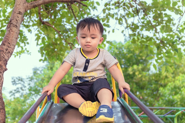 Foto kleiner junge, der spaß auf spielplatz hat