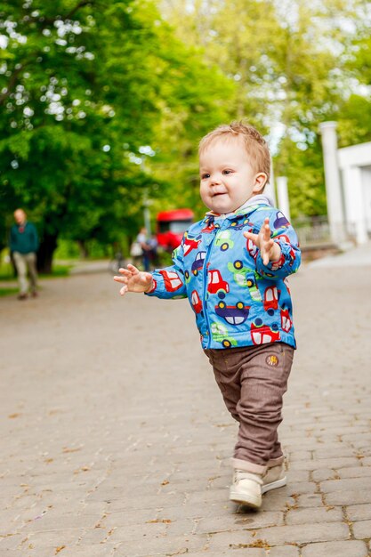 Kleiner Junge des Porträts im Park