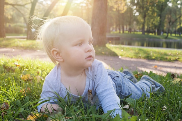 Kleiner Junge draußen im Park