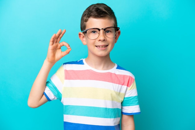 Kleiner Junge gegenüber dem isolierten Hintergrund