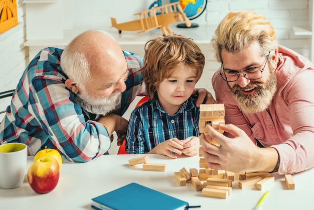 Kleiner Junge genießt Zeit mit älterem Großvater und jungem Vater Vatertag glückliche Multi-Generation f