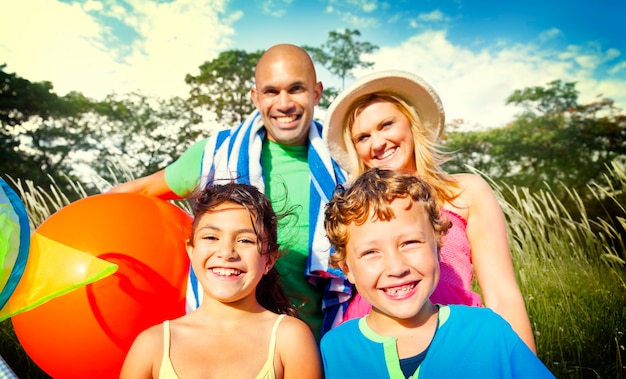 kleiner Junge Gruppe von Menschen im freien Nachkomme junge positive Ausprägung