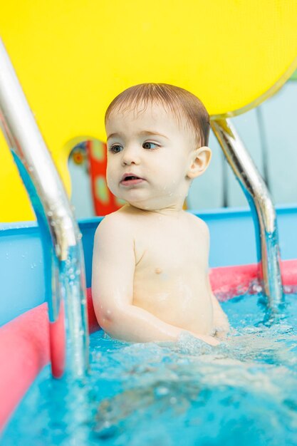 Kleiner Junge im Alter von 2 Jahren ist im Pool Schwimmunterricht für kleine Kinder