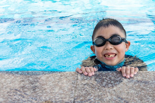 Kleiner Junge im Pool schwimmen.