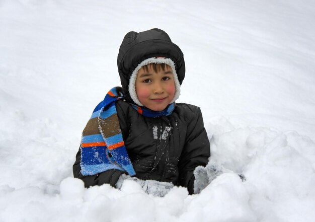 Kleiner Junge im Schnee