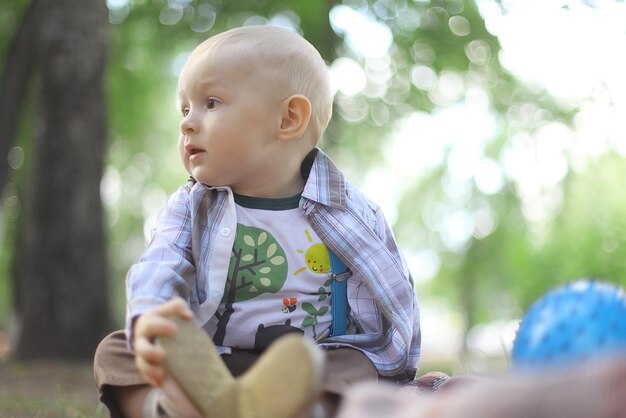 kleiner Junge im Sommerpark