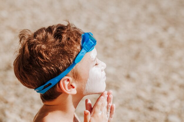 Foto kleiner junge in blauer schwimmbrille