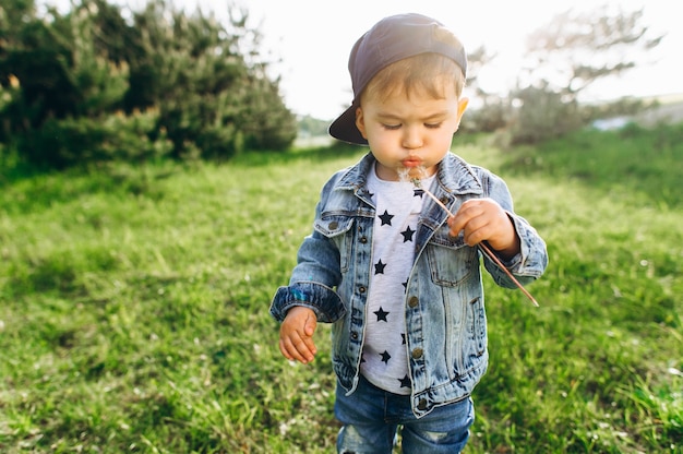 kleiner Junge in der Natur