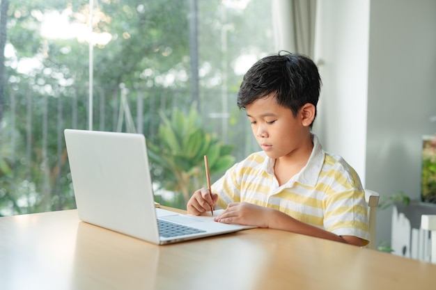 Kleiner Junge in der virtuellen Klasse Schule zu Hause