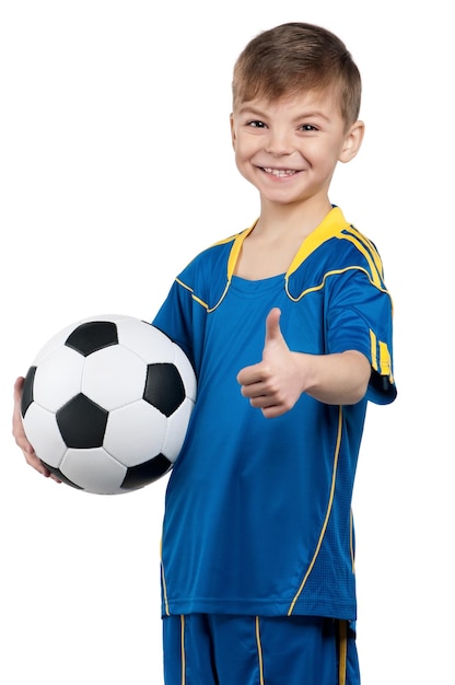 Kleiner Junge in ukrainischer Fußballuniform mit einem klassischen Fußball auf einem isolierten weißen Hintergrund