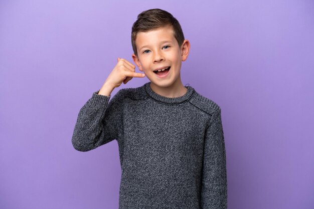 Kleiner Junge isoliert auf violettem Hintergrund, der eine Telefongeste macht Ruf mich zurück