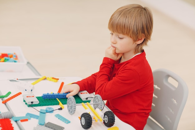 Kleiner Junge Kind Kind Konstrukteur Überprüfung technischen Spielzeug Kinder Robotik Konstrukteur montieren Roboter