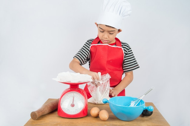 Kleiner Junge kocht Kuchen