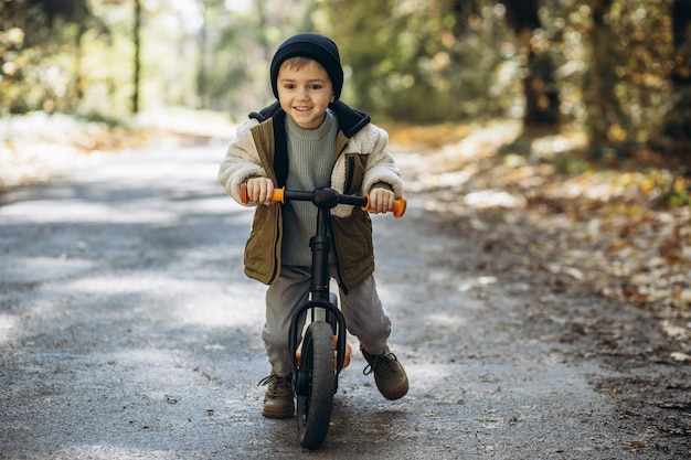 Kleiner Junge lehrt Fahrradfahren im Park