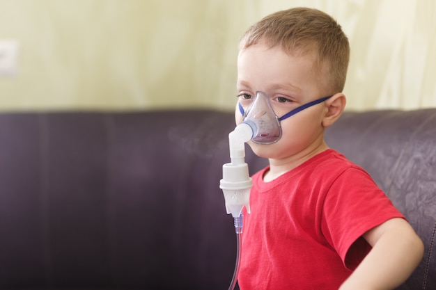 Kleiner Junge macht therapeutische Inhalation