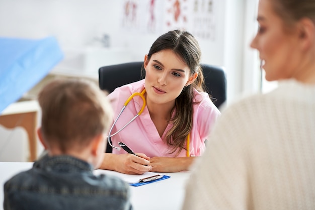 kleiner Junge mit ärztlicher Untersuchung durch Kinderarzt