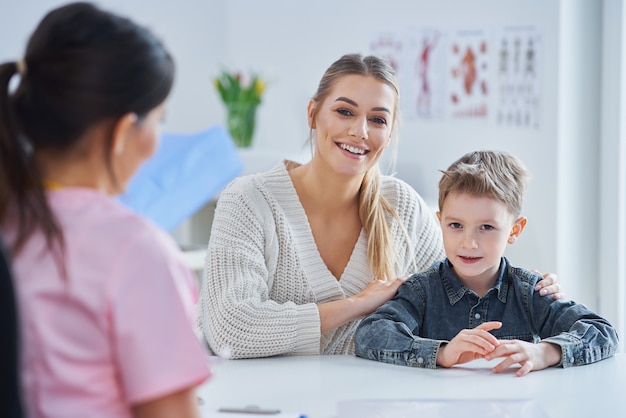 Foto kleiner junge mit ärztlicher untersuchung durch kinderarzt