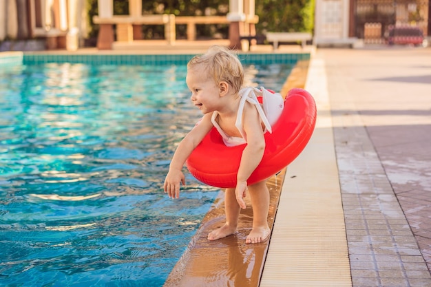 Kleiner Junge mit aufblasbarem Kreis am Pool