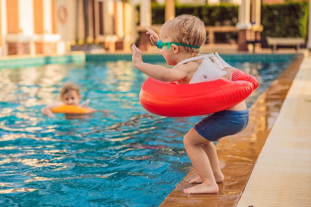 Kleiner Junge mit aufblasbarem Kreis am Pool