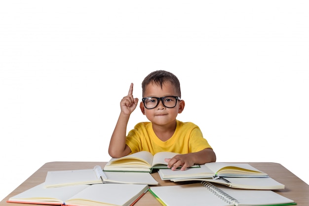 Kleiner Junge mit Brille dachte und viele Bücher auf dem Tisch. zurück zum schulkonzept, isolat