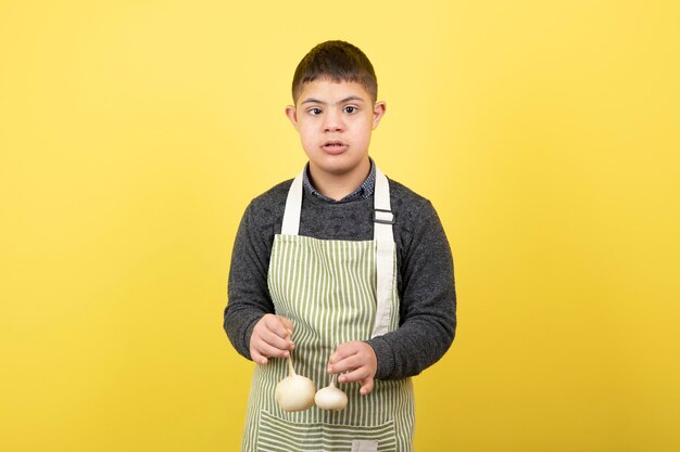 kleiner Junge mit der Schachtel Popcorn, die über gelb steht.