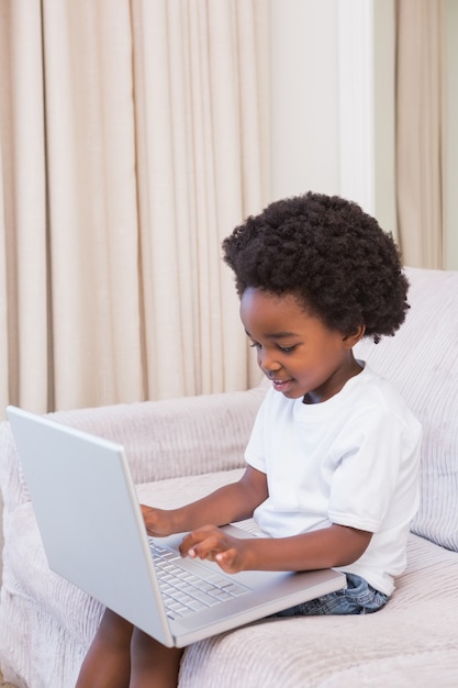 Kleiner Junge mit einem Laptop