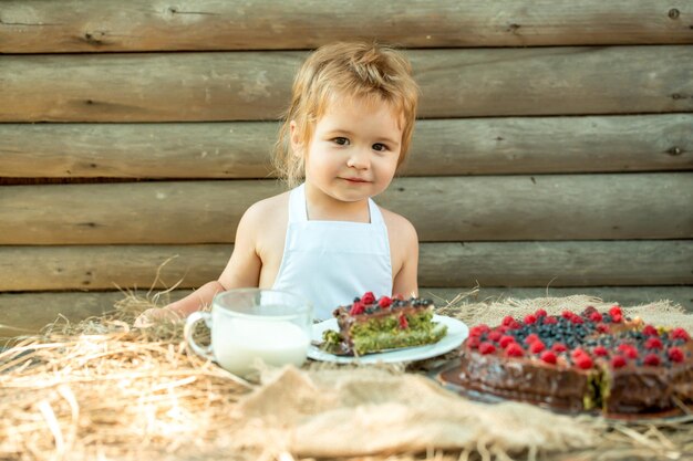 Kleiner Junge mit Fruchtkuchen