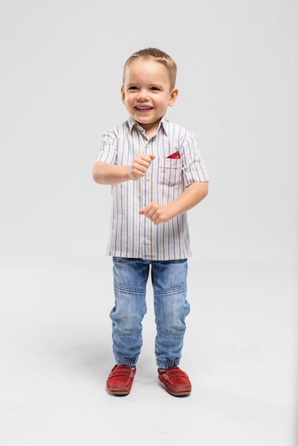 kleiner Junge mit Klöppel Board im Studio