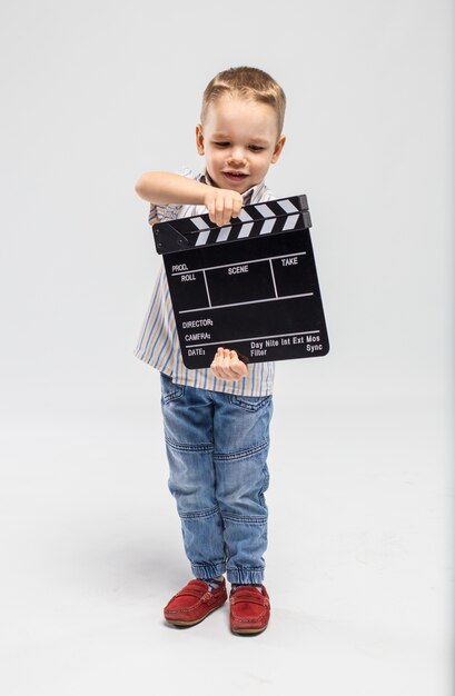 kleiner Junge mit Klöppel Board im Studio