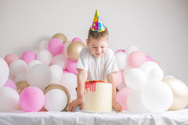 Kleiner Junge mit Kuchen