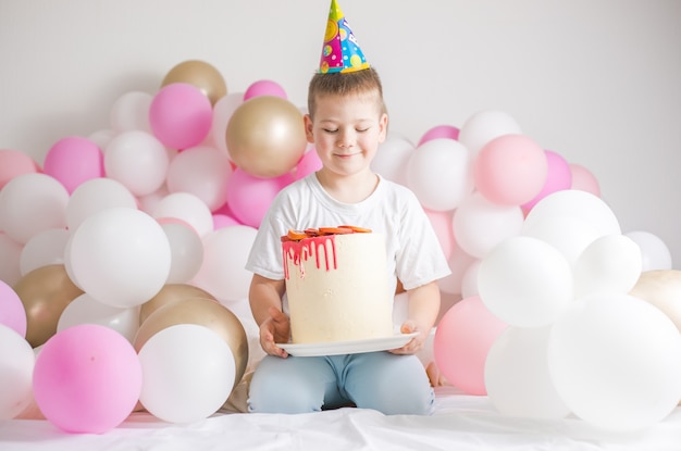 Kleiner Junge mit Kuchen