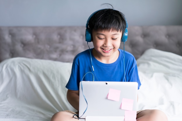 Kleiner Junge mit Laptop zum Spielen