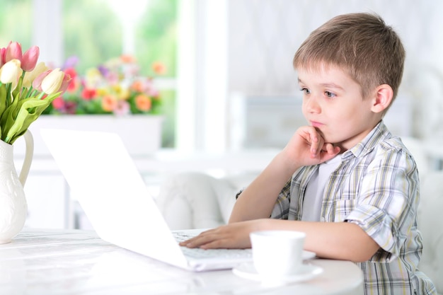 Kleiner Junge mit Laptop