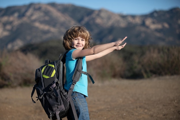 Kleiner Junge mit Rucksack wandern in malerischen Bergen Kid lokaler Tourist geht auf eine lokale Wanderung