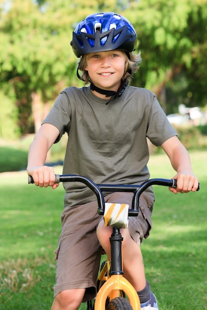 Kleiner Junge mit seinem Fahrrad