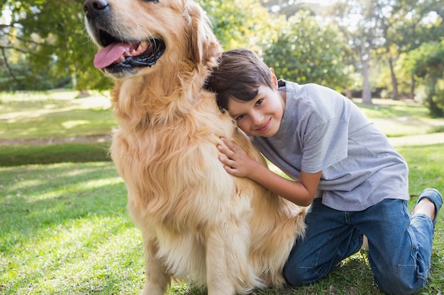 Kleiner Junge mit seinem Hund im Park