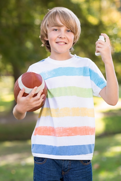 Kleiner Junge mit seinem Inhalator