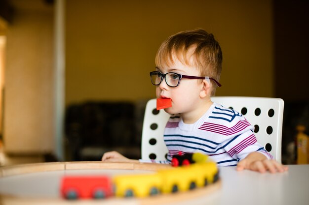 Kleiner Junge mit Syndromdämmerung