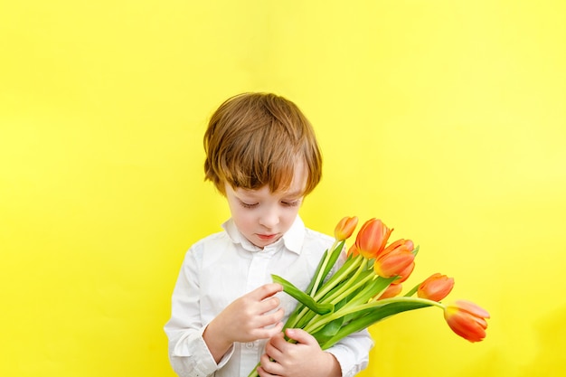 Kleiner Junge mit Tulpenstrauß