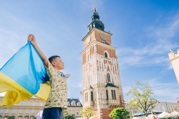 Kleiner Junge mit ukrainischer Flagge in der Stadt Krakau Polen