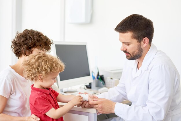 Foto kleiner junge mit verbundenen handgelenken