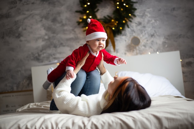 Kleiner Junge mit Weihnachtsmannkostüm zu Hause