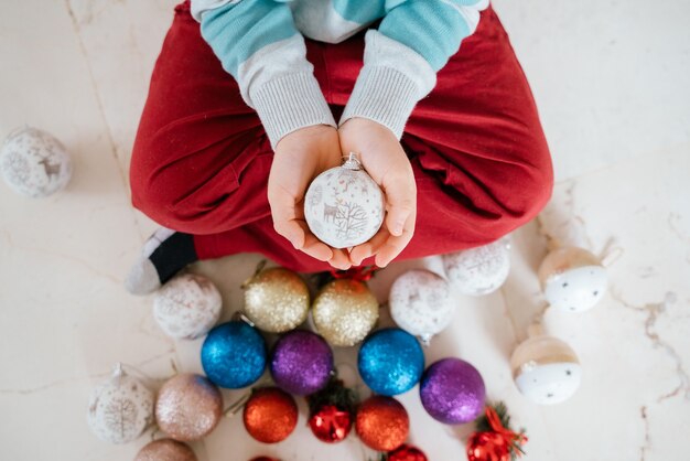 Kleiner Junge mit Weihnachtsschmuck