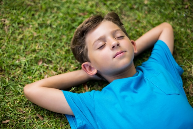 Foto kleiner junge schläft im park